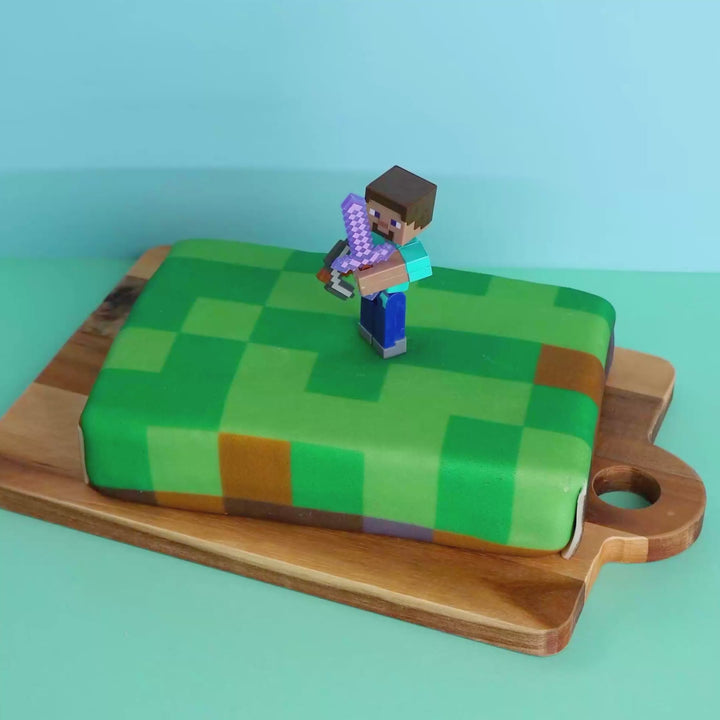 Minecraft®-Figur auf Spielewelt-Torte