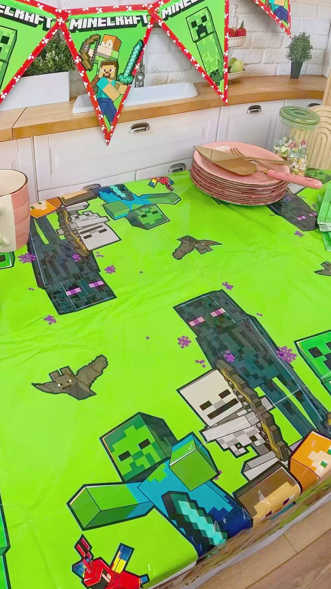 Minecraft®-Figur auf runder TNT-Torte