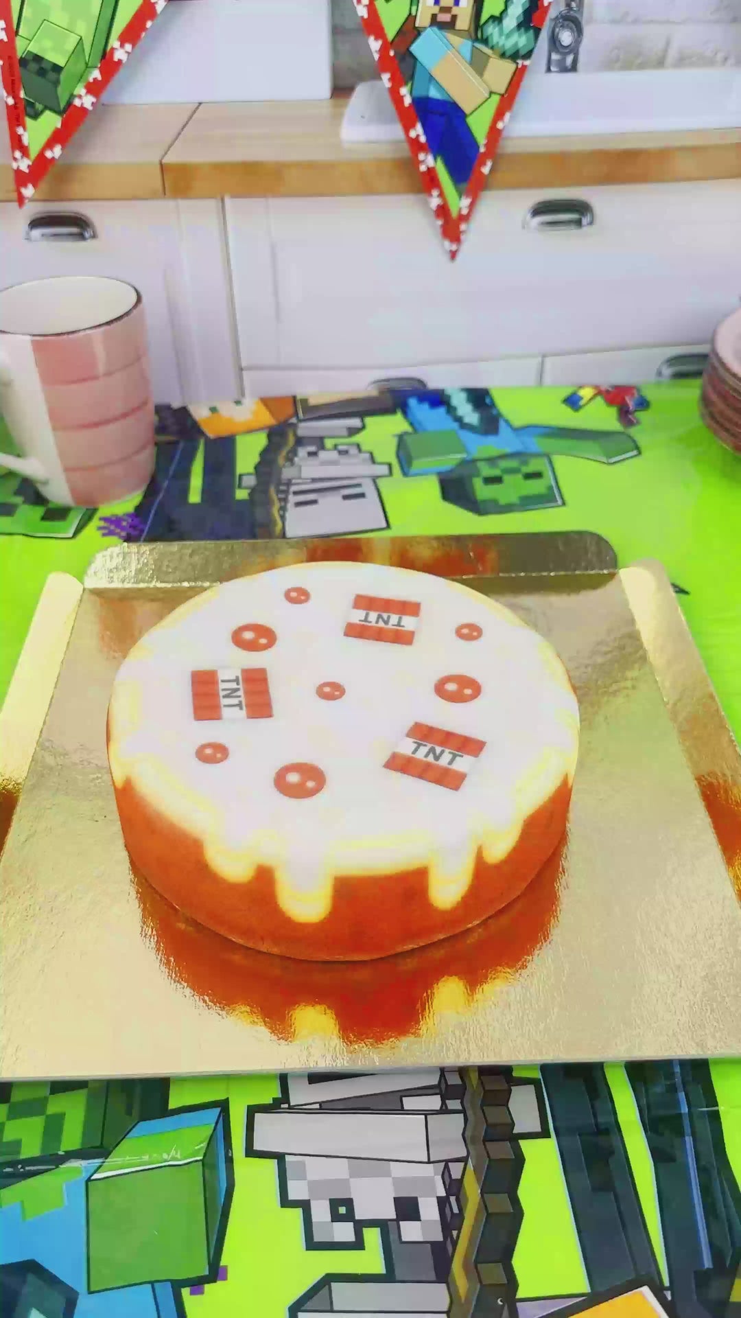 Minecraft®-Figur auf runder TNT-Torte