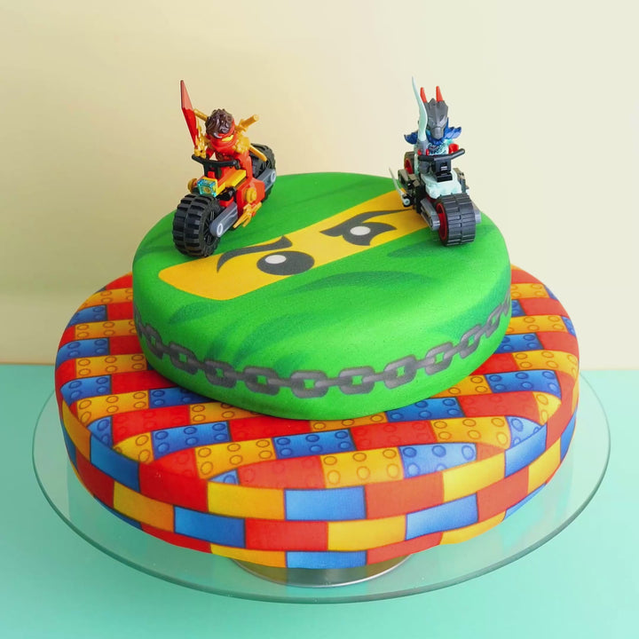 Lego® Ninjago® auf zweistöckiger Ninja-Torte