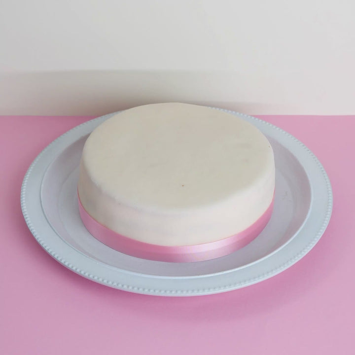 Weiße Torte mit Tortenband