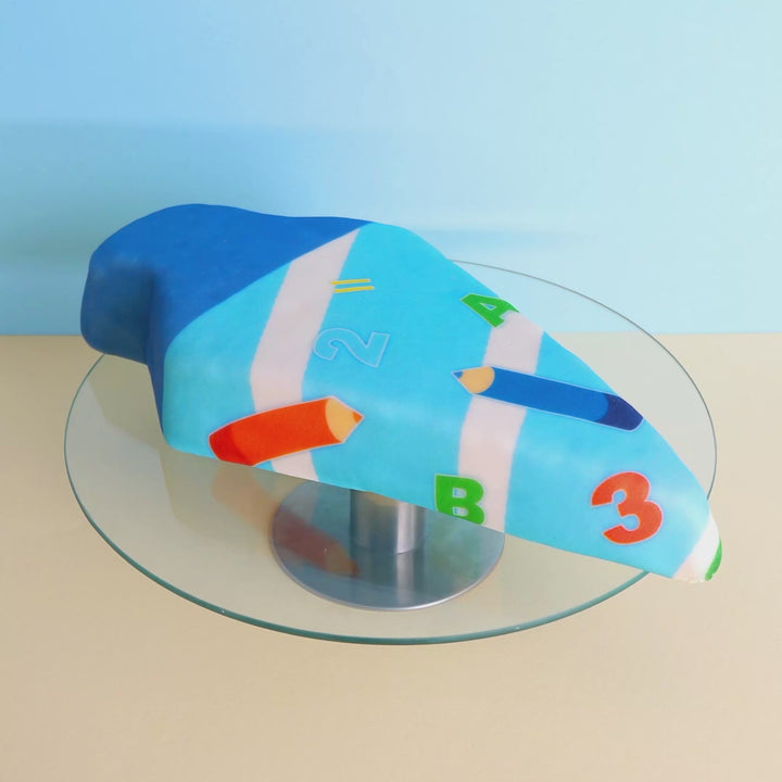Schultüten-Torte mit Stiften in Hellblau