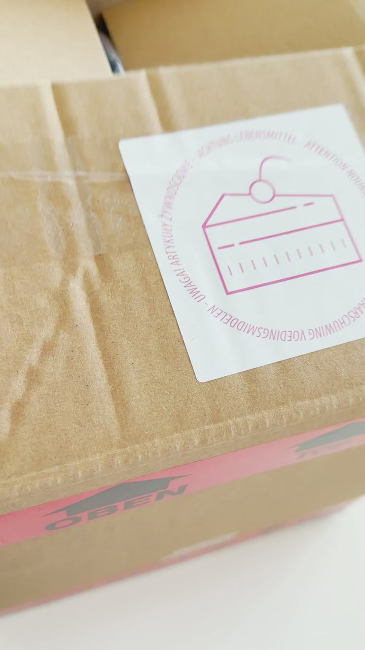 3 Prinzessinnen auf zweistöckiger Torte mit Band