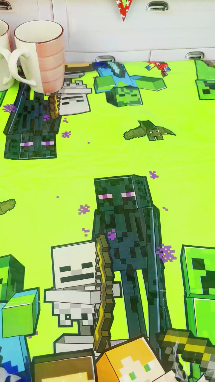 Minecraft®-Figur auf zweistöckiger Spielewelt-Torte