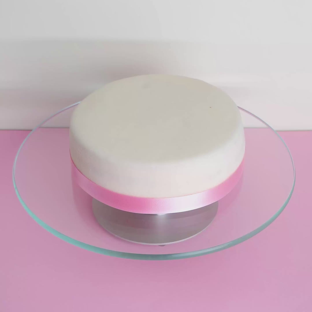 Weiße Torte mit Tortenband