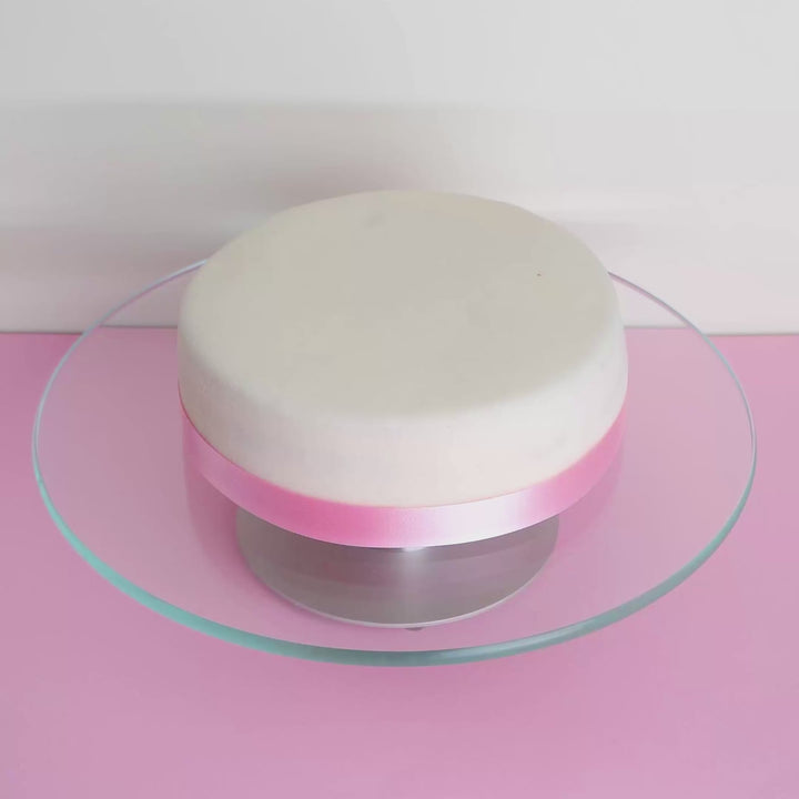 Weiße Torte mit Tortenband