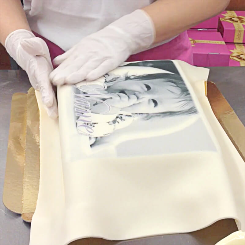 Rechteckiger Tortenaufleger aus Mandeldekormasse