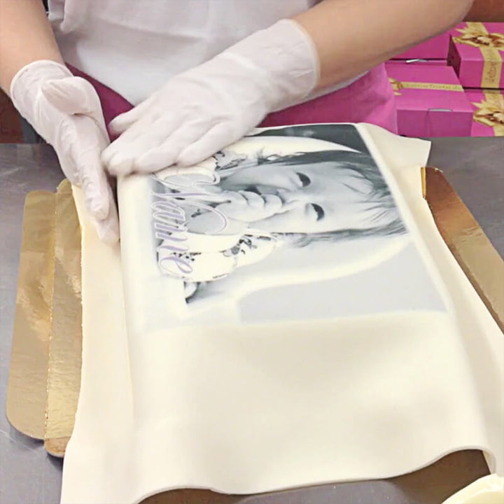 Rechteckiger Tortenaufleger aus Mandeldekormasse