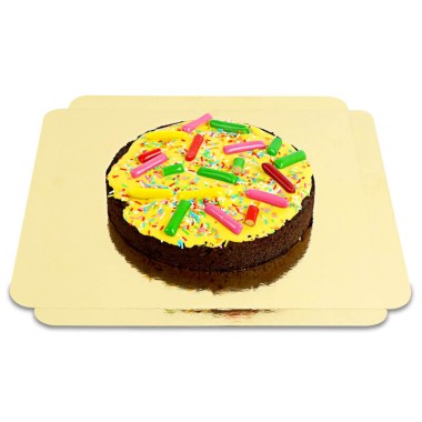 Brownie-Torte mit Kaubonbon-Deko