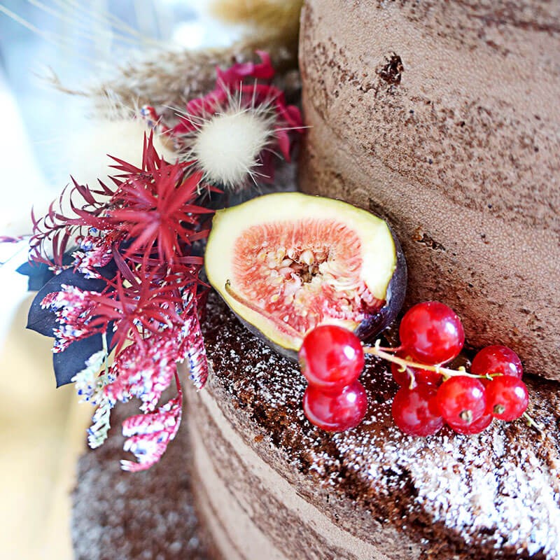 2-stöckige Hochzeitstorte Schoko inkl. Trockenblumensträußen & Cake-Topper - für 30 Personen